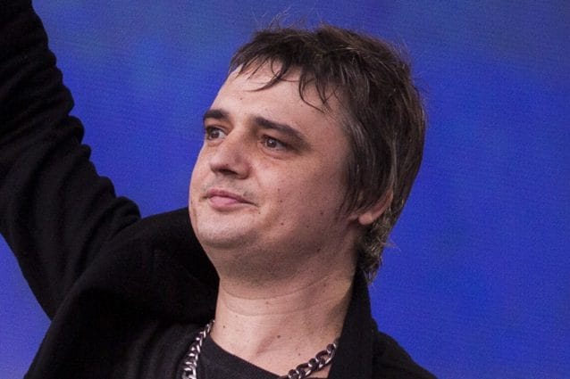 Pete Doherty arrestato per la seconda volta in due giorni, fermato in pigiama dopo una rissa