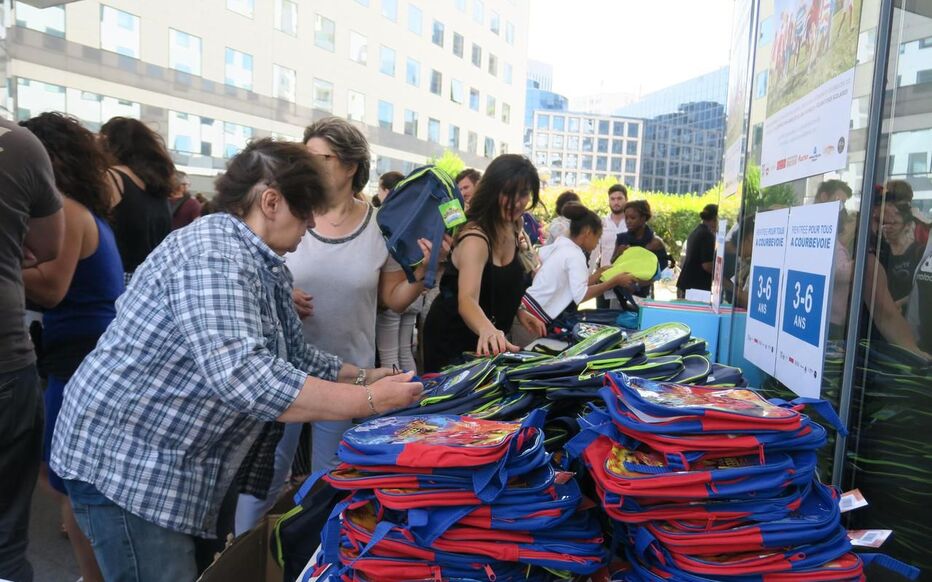 Courbevoie : 1000 cartables distribués en moins de trois heures