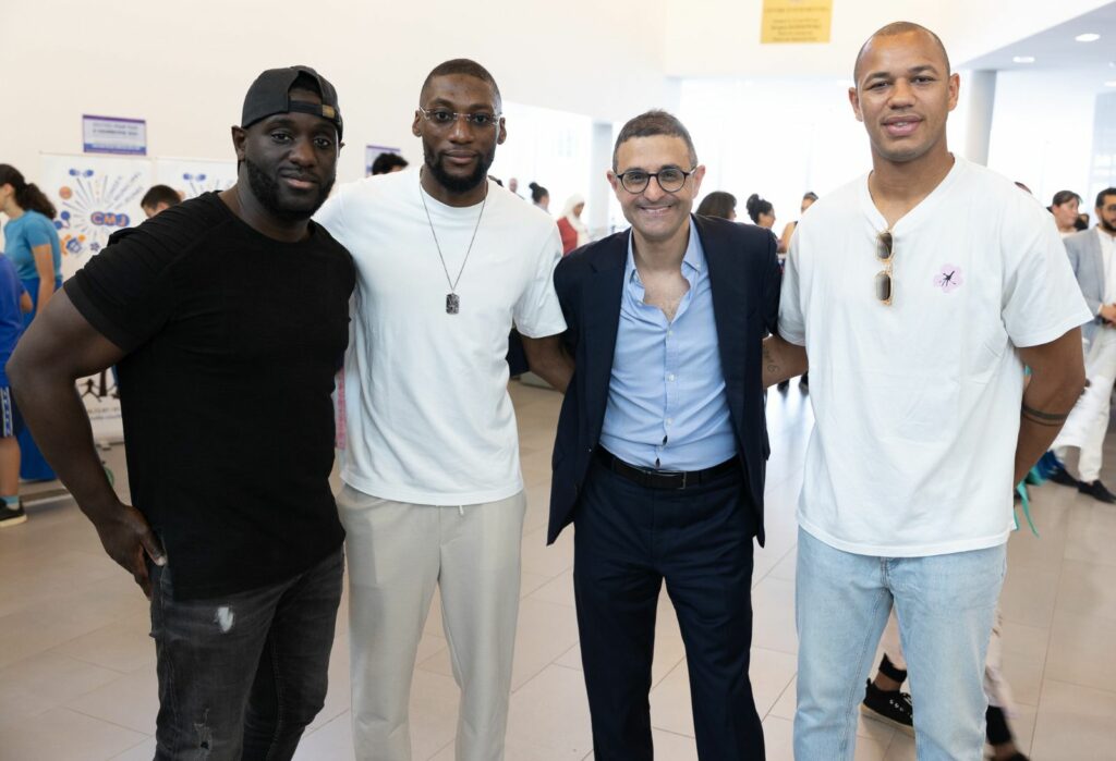 Déjà la rentrée ! Arash Derambarsh, Gaël Fickou, Karl Toko-Ekambi et Sefyu distribuent 2000 cartables aux enfants de Courbevoie